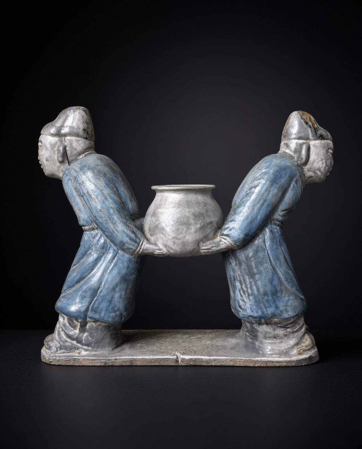 Tượng hai người khiêng vò, men lam