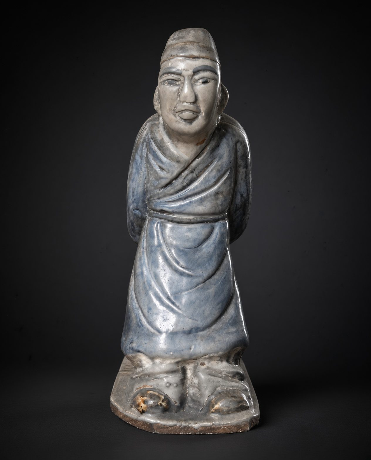 Tượng hai người khiêng vò, men lam · Nghiêng